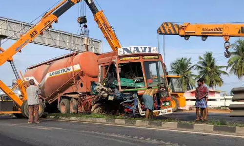 சேலம் திருவாக்கவுண்டனூர் பைபாசில் அறிவிப்பு பலகை மீது லாரி மோதி விபத்து சேலம் திருவாக்கவுண்டனூர் பைபாசில் அறிவிப்பு பலகை மீது லாரி மோதி விபத்து