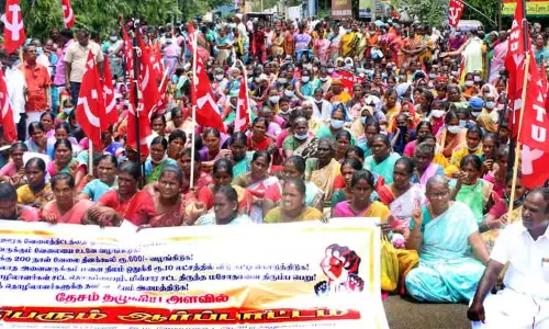 ஊரக வேலை திட்டத்தில் கூலியை உயர்த்தி வழங்கக்கோரி விவசாய தொழிலாளர்கள் தர்ணா போராட்டம் ஊரக வேலை திட்டத்தில் கூலியை உயர்த்தி வழங்கக்கோரி விவசாய தொழிலாளர்கள் தர்ணா போராட்டம்