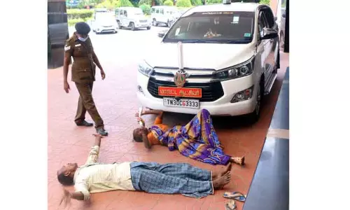 கலெக்டரின் கார் முன்பு படுத்து மகனுடன் போராட்டம் நடத்திய பெண்ணால் பரபரப்பு சொத்தை அபகரித்ததாக மருமகன், மகள் மீது புகார் கலெக்டரின் கார் முன்பு படுத்து மகனுடன் போராட்டம் நடத்திய பெண்ணால் பரபரப்பு சொத்தை அபகரித்ததாக மருமகன், மகள் மீது புகார்