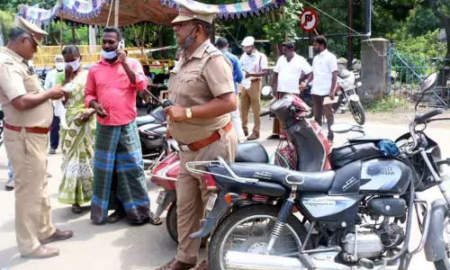 சேலம் மாநகரில் போலீசார் தீவிர வாகன சோதனை: ஹெல்மெட் அணியாமல் சென்ற 2,992 பேர் மீது வழக்கு சேலம் மாநகரில் போலீசார் தீவிர வாகன சோதனை: ஹெல்மெட் அணியாமல் சென்ற 2,992 பேர் மீது வழக்கு