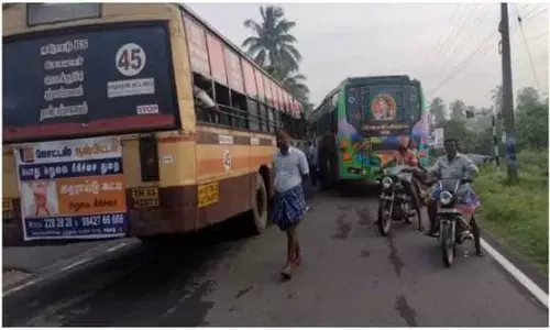 மொடக்குறிச்சி அருகே பஸ்களை நடுரோட்டில் நிறுத்தி டிரைவர்கள் வாக்குவாதம் மொடக்குறிச்சி அருகே பஸ்களை நடுரோட்டில் நிறுத்தி டிரைவர்கள் வாக்குவாதம்