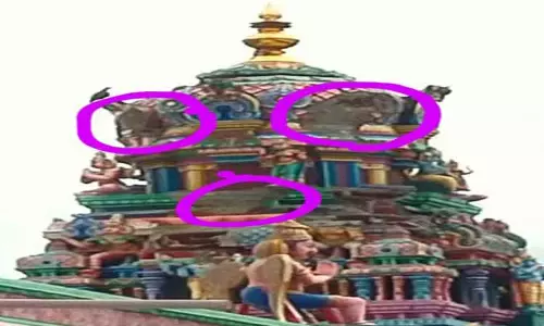 பெருந்துறையில் நள்ளிரவு பலத்த மழை: பெருமாள் கோவில் கோபுரத்தை மின்னல் தாக்கியது; பொம்மைகள் உடைந்து விழுந்தன பெருந்துறையில் நள்ளிரவு பலத்த மழை: பெருமாள் கோவில் கோபுரத்தை மின்னல் தாக்கியது; பொம்மைகள் உடைந்து விழுந்தன