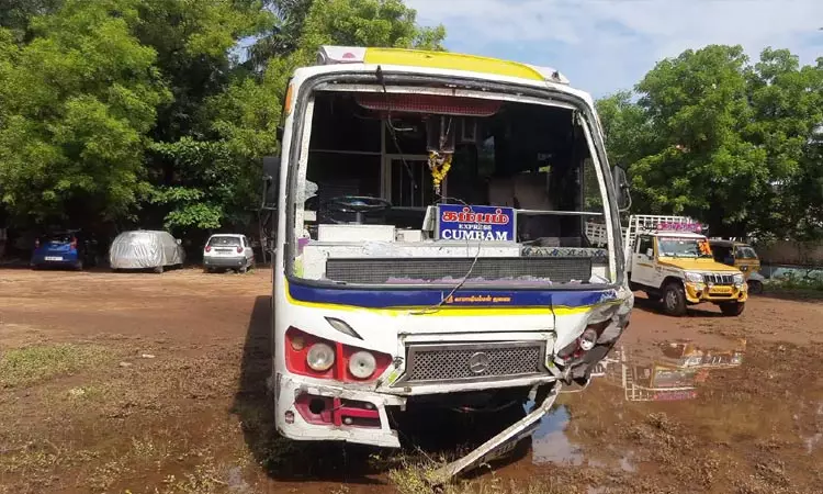 தேனி: கார் மீது மோதிய தனியார் பஸ் - டிரைவரை தாக்கி பஸ்சை தன்வீட்டுக்கு ஓட்டிச்சென்ற ஆயுதப்படை காவலர்...!