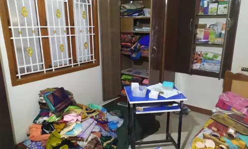 திண்டுக்கல்: அரசு பள்ளி தலைமை ஆசிரியை வீட்டில் 50 பவுன் திருட்டு திண்டுக்கல்: அரசு பள்ளி தலைமை ஆசிரியை வீட்டில் 50 பவுன் திருட்டு