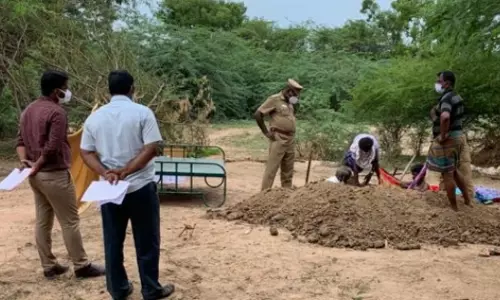 பெண்ணின் சாவில் மர்மம்; உடலை தோண்டி எடுத்து பரிசோதனை பெண்ணின் சாவில் மர்மம்; உடலை தோண்டி எடுத்து பரிசோதனை