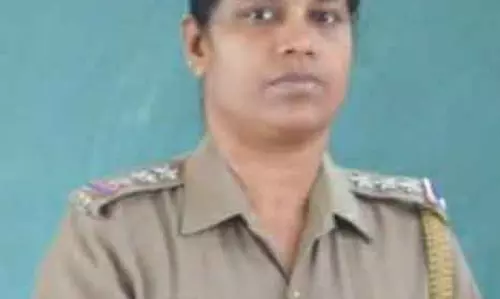 பெண் இன்ஸ்பெக்டர் ரூ.1 லட்சம் இழப்பீடு வழங்க வேண்டும் பெண் இன்ஸ்பெக்டர் ரூ.1 லட்சம் இழப்பீடு வழங்க வேண்டும்