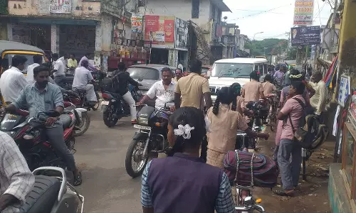 போக்குவரத்து நெரிசலால் வாகன ஓட்டிகள் அவதி