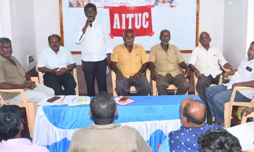 ஆட்டோ தொழிலாளர் சங்க கூட்டம் ஆட்டோ தொழிலாளர் சங்க கூட்டம்