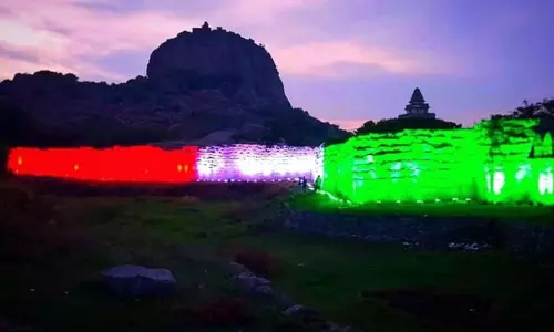 75-வது சுதந்திர தினத்தை முன்னிட்டு வண்ண விளக்குகளால் அலங்கரிக்கப்படுள்ள செஞ்சிக்கோட்டை..!