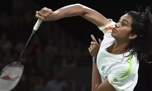 காமன்வெல்த் போட்டி: கலப்பு பேட்மிண்டனில் மலேசியாவின் கோ ஜின் வெய்யை வீழ்த்தினார் பி.வி.சிந்து காமன்வெல்த் போட்டி: கலப்பு பேட்மிண்டனில் மலேசியாவின் கோ ஜின் வெய்யை வீழ்த்தினார் பி.வி.சிந்து