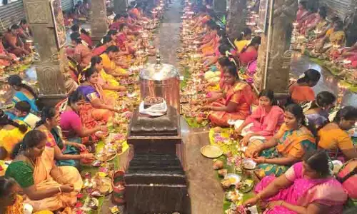 நாடியம்மன் கோவிலில் குத்துவிளக்கு பூஜை
