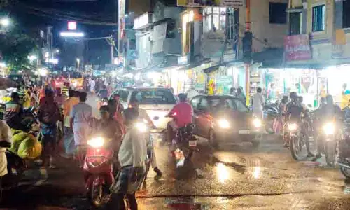 பூஜை பொருட்கள் வாங்க திரண்ட பொதுமக்கள் பூஜை பொருட்கள் வாங்க திரண்ட பொதுமக்கள்