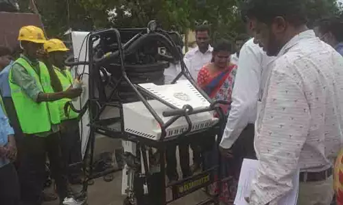 பாதாள சாக்கடைகளில் ஏற்படும் அடைப்புகளை நீக்க தானியங்கி எந்திரம்
