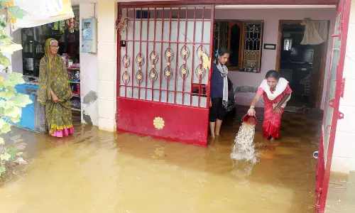 வீடுகளுக்குள் தண்ணீர் புகுந்ததால் பொதுமக்கள் அவதி