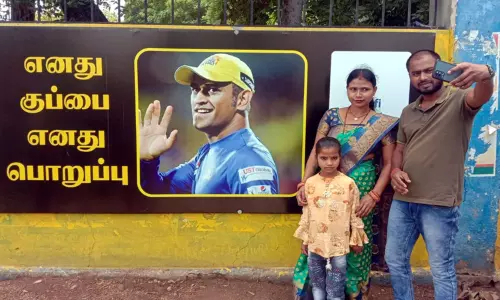 ஈரோடு மாநகராட்சி 4-வது மண்டலத்தில் பொது இடங்களில் குப்பை சேருவதை தடுக்க புதிய முயற்சி- பிரபலங்களின் புகைப்படங்களுடன் செல்பி எடுக்கும் வசதி