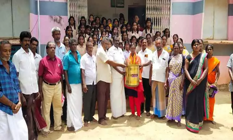 பள்ளி மாணவிக்கு பாராட்டு பள்ளி மாணவிக்கு பாராட்டு