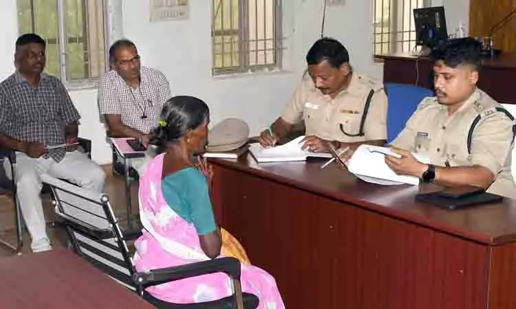 மாவட்ட போலீஸ் சூப்பிரண்டு அலுவலகத்தில் மக்கள் குறைதீர்ப்பு முகாம் மாவட்ட போலீஸ் சூப்பிரண்டு அலுவலகத்தில் மக்கள் குறைதீர்ப்பு முகாம்