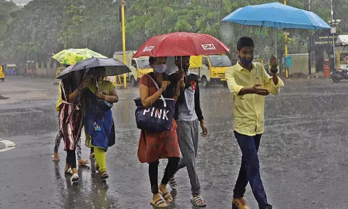 சென்னையின் பல்வேறு இடங்களில் பரவலாக மழை சென்னையின் பல்வேறு இடங்களில் பரவலாக மழை