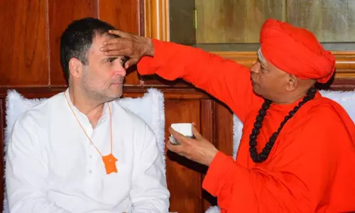 ராகுல் காந்தி நாட்டின் பிரதமராவார் - ஆசிர்வாதம் செய்த கர்நாடக துறவி ராகுல் காந்தி நாட்டின் பிரதமராவார் - ஆசிர்வாதம் செய்த கர்நாடக துறவி