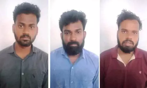 காசோலையில் போலி கையெழுத்து போட்டு  கார் ஷோரூமில் ரூ.43 லட்சம் மோசடி; 3 பேர் கைது- முன்னாள் ஊழியருக்கு வலைவீச்சு