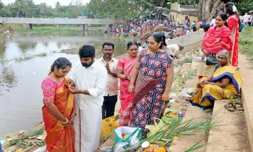 ஆடிப்பெருக்கையொட்டி பேரூர் படித்துறையில் புனிதநீராட குவிந்த பொதுமக்கள்- பட்டீசுவரர் கோவிலில் சாமி தரிசனம் செய்தனர்