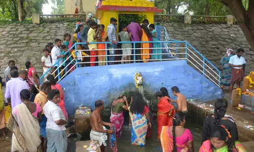ஆடிப்பெருக்கையொட்டி   கிருஷ்ணகிரி கே.ஆர்.பி. அணையில் குவிந்த பொதுமக்கள்
