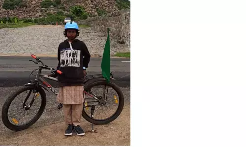 60 கி.மீ. சைக்கிளில் சென்று கலெக்டரிடம் மனு கொடுத்த மாணவி