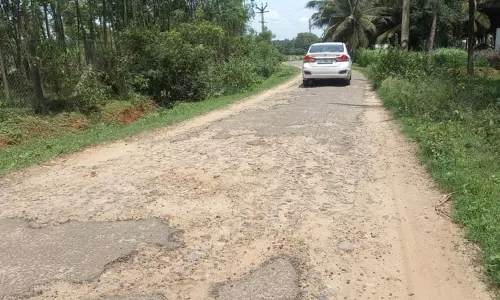 பழுதடைந்த சாலையால் பள்ளி மாணவர்கள் அவதி