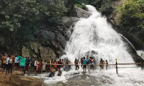 குரங்கு நீர்வீழ்ச்சியில் குவிந்த சுற்றுலா பயணிகள்