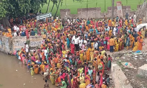 ஆடிப்பெருக்கையொட்டி அம்மன் கோவில்களில் குவிந்த பக்தர்கள்