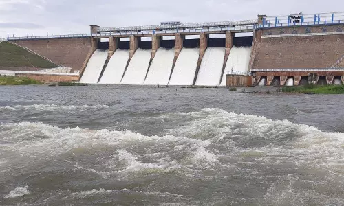 வைகை அணை நிரம்பியது; 7 மதகுகள் வழியாக சீறிப்பாய்ந்த தண்ணீர் வைகை அணை நிரம்பியது; 7 மதகுகள் வழியாக சீறிப்பாய்ந்த தண்ணீர்