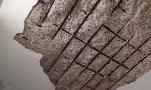 சிமெண்டு காரைகள் பெயர்ந்து காணப்படும் சுகாதார நிலையம்