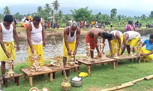 காவிரி கரைகளில் களை கட்டிய ஆடிப்பெருக்கு கொண்டாட்டம் காவிரி கரைகளில் களை கட்டிய ஆடிப்பெருக்கு கொண்டாட்டம்