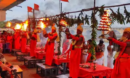 வைகை ஆற்றுக்கு தீபாராதனை