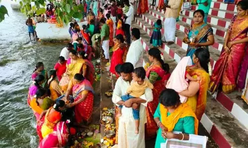 ஆடிப்பெருக்கு விழா கோலாகலம் ஆடிப்பெருக்கு விழா கோலாகலம்