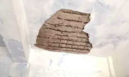 பள்ளி மேற்கூரை பெயர்ந்து விழுந்ததால் பரபரப்பு