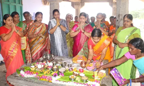 ஆடிப்பெருக்கு விழா கொண்டாட்டம்  18 வகையான பலகாரங்கள் படைத்து சுமங்கலி வழிபாடு