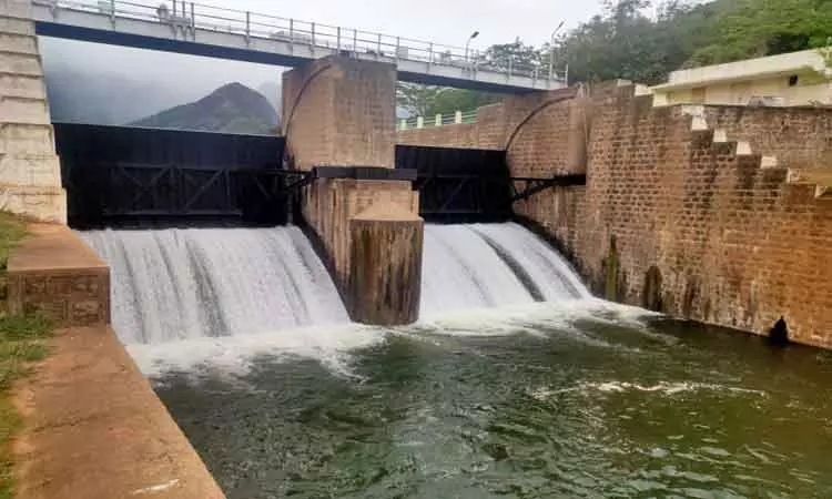 கடையம் ராமநதி அணையில் இருந்து உபரிநீர் திறப்பு கடையம் ராமநதி அணையில் இருந்து உபரிநீர் திறப்பு