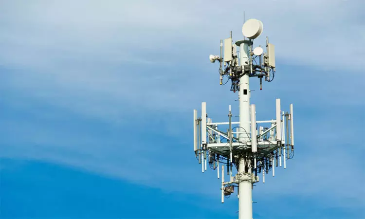 செல்போன் கோபுரத்தில் ஏறி விவசாயி தற்கொலை மிரட்டல்: சிக்பள்ளாப்பூரில் பரபரப்பு செல்போன் கோபுரத்தில் ஏறி விவசாயி தற்கொலை மிரட்டல்: சிக்பள்ளாப்பூரில் பரபரப்பு