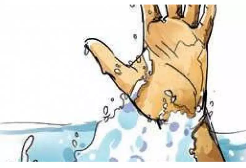 திருச்சியில் காவிரி ஆற்றில் அடித்துச் செல்லப்பட்ட மாணவர் திருவெறும்பூரில் பிணமாக மீட்பு திருச்சியில் காவிரி ஆற்றில் அடித்துச் செல்லப்பட்ட மாணவர் திருவெறும்பூரில் பிணமாக மீட்பு