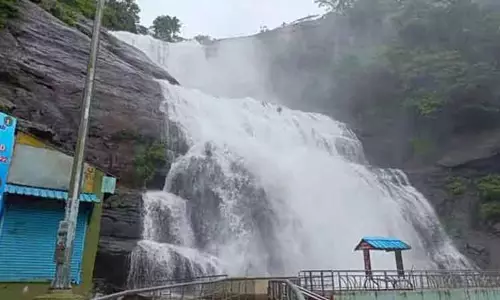 குற்றால அருவிகளில் தொடரும் வெள்ளப்பெருக்கு - சுற்றுலா பயணிகள் குளிக்க 4-வது நாளாக தடை