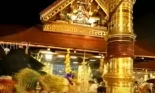 கொட்டும் மழைக்கு இடையே சபரிமலையில் நடைபெற்ற நிறை புத்தரிசி பூஜை -பக்தர்கள் சாமி தரிசனம்