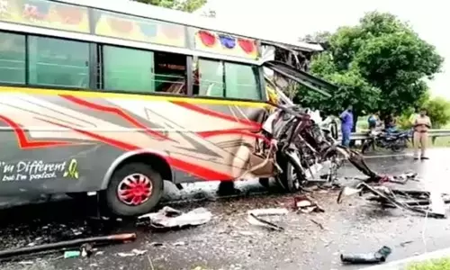 மதுரை அருகே குற்றாலத்திற்கு சுற்றுலா சென்ற வேன் விபத்து - 2 பேர் பலி மதுரை அருகே குற்றாலத்திற்கு சுற்றுலா சென்ற வேன் விபத்து - 2 பேர் பலி