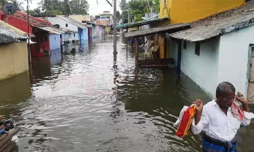 கொடுமுடி காவிரி ஆற்றில் வெள்ளப்பெருக்கு - தண்ணீரில் மிதக்கும் குடியிருப்புகள்...!