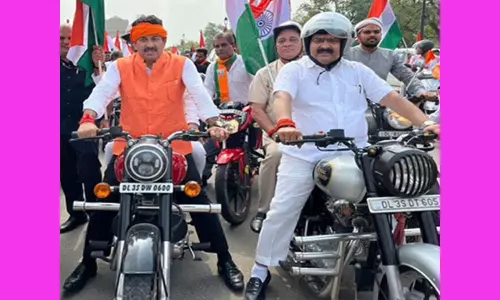 மோட்டார் சைக்கிள் பேரணியில் ஹெல்மெட் அணியாத பா.ஜ.க. எம்.பி.க்கு அபராதம் மோட்டார் சைக்கிள் பேரணியில் ஹெல்மெட் அணியாத பா.ஜ.க. எம்.பி.க்கு அபராதம்