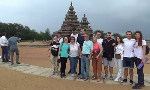 மாமல்லபுரம் கடற்கரை கோவில் புராதன சின்னங்களை பார்த்து ரசித்த சர்வதேச செஸ் வீரர்கள்...!