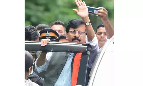 சிவசேனா எம்.பி. சஞ்சய் ராவத்துக்கு மேலும் 4 நாள் அமலாக்கத்துறை காவல்- கோர்ட்டு உத்தரவு சிவசேனா எம்.பி. சஞ்சய் ராவத்துக்கு மேலும் 4 நாள் அமலாக்கத்துறை காவல்- கோர்ட்டு உத்தரவு