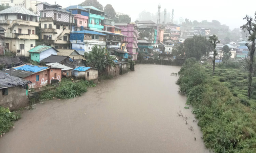 வால்பாறையில் விடிய, விடிய கொட்டித்தீர்த்த கன மழை  2 இடங்களில் மண்சரிவு- வீடுகளை வெள்ளம் சூழ்ந்தது