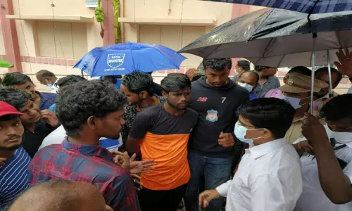 ஆனைமலை அரசு பள்ளியில் விளையாட்டு மைதானம் ஆக்கிரமிப்பு செய்யப்பட்டதாக புகார் -முன்னாள் மாணவர்களிடம், அதிகாரிகள் பேச்சுவார்த்தை