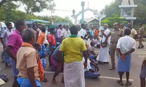 நெல் கொள்முதல் செய்யாததை கண்டித்து விவசாயிகள் சாலை மறியல் நெல் கொள்முதல் செய்யாததை கண்டித்து விவசாயிகள் சாலை மறியல்